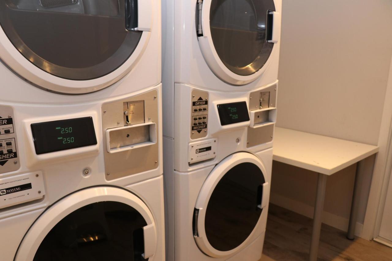 A Stylish Stay W/ A Queen Bed, Heated Floors.. #37 Brookline Luaran gambar